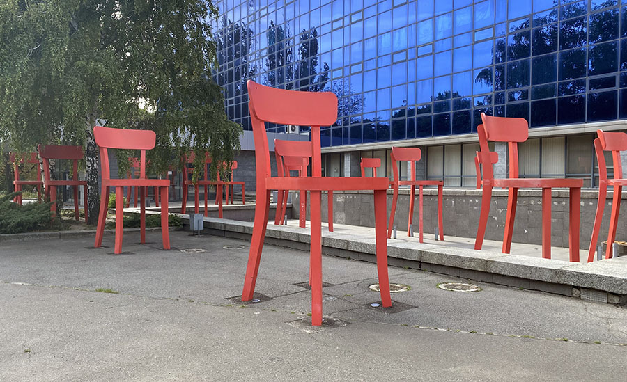 величезні червоні стільці біля ДНУ