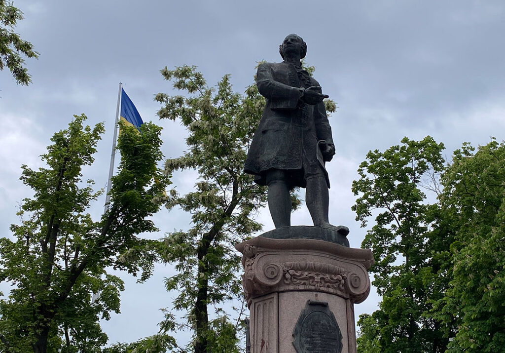 Памятник Ломоносову в Днепре