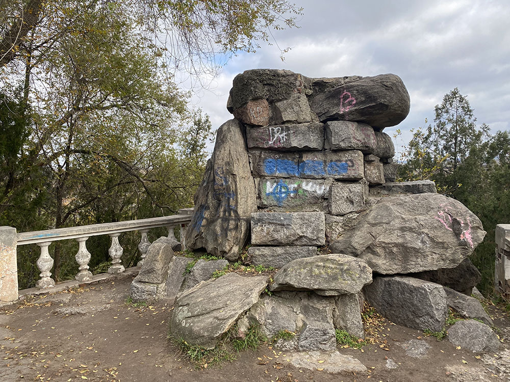 заброшенный постамент памятника Шевченко в Днепре