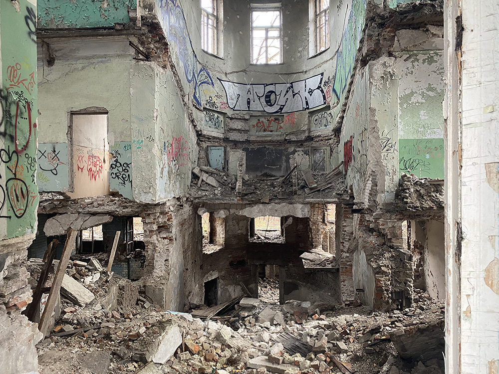 1st floor abandoned palace in Dnipro