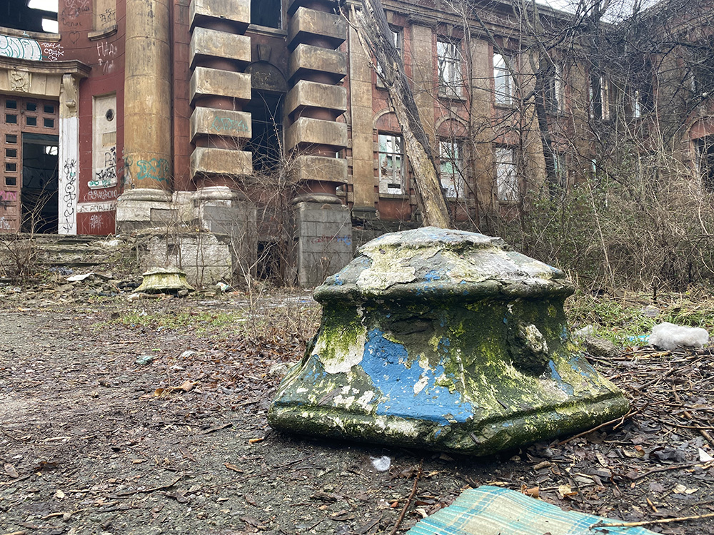 courtyard of an abandoned palace in the Dnipro city