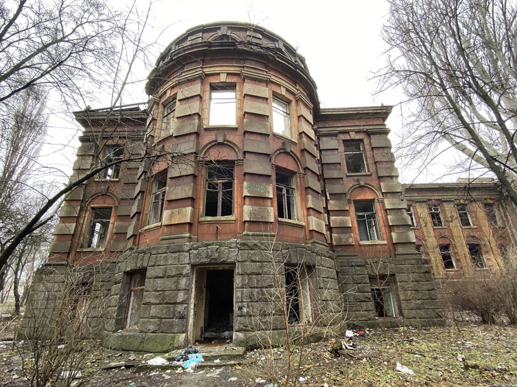 Side building of an abandoned hospital in Dnipro