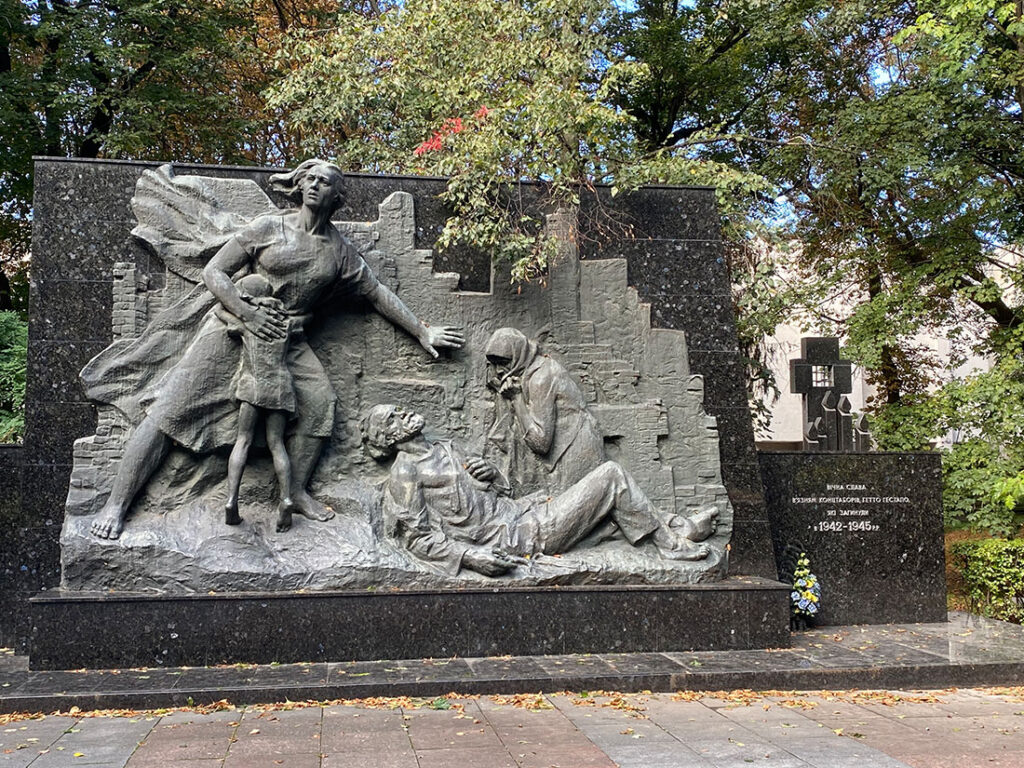 мемориал расстрелянных гестапо в Луцке