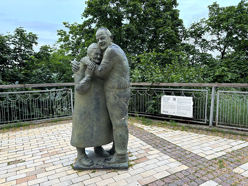 Пам'ятник вічній любові у Києві. Луїджі та Мокрина