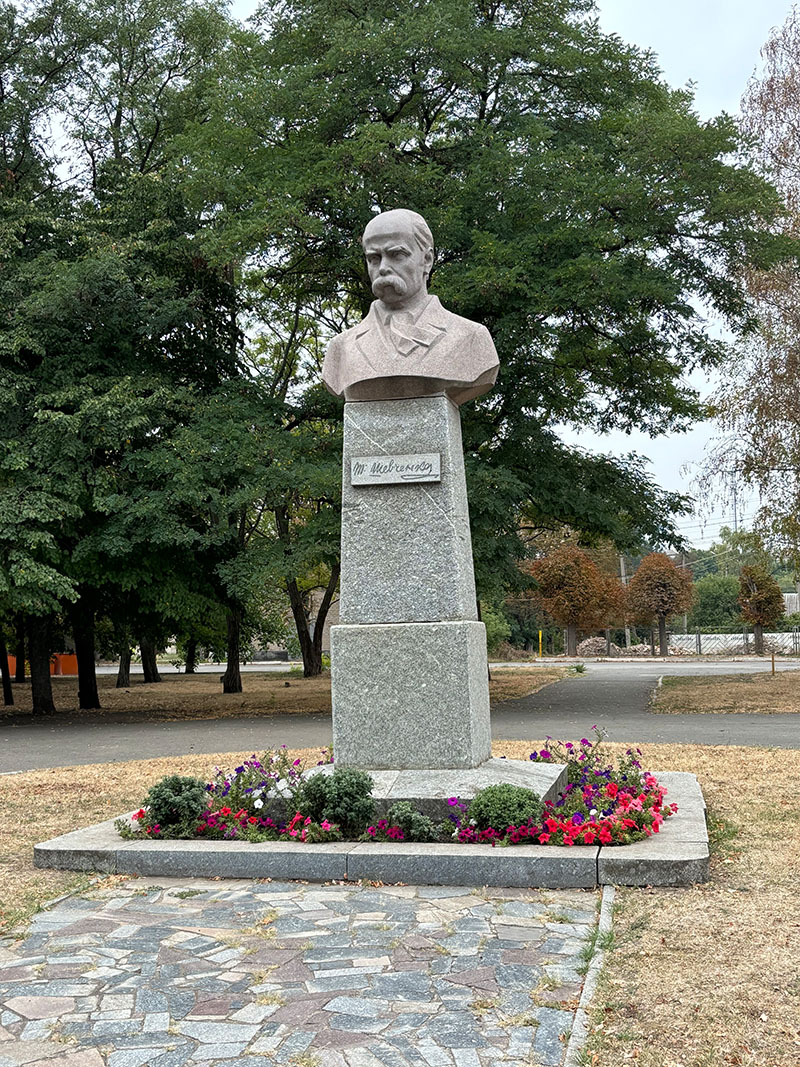 Бюст Шевченка в Криничках